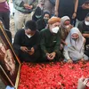 Foto Tangisan Anak-Anak Dorse di Makam Sang Bunda