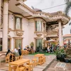 teras rumah mewah muzdalifah jadi cafe