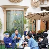 teras rumah mewah muzdalifah jadi cafe