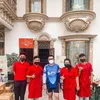 teras rumah mewah muzdalifah jadi cafe