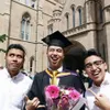FOTO: Vidi Aldiano Resmi Jadi Alumni University Of Manchester!  