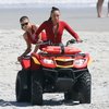 Ini nih saat mereka berdua beraksi di atas ATV dalam sebuah misi penyelamatan di pinggir pantai. Siapa yang nggak klepek-klepek?