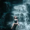 Foto Wulan Guritno Basah-Basahan di Air Terjun