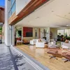 Rumah Crystal, Janda Hugh Hefner