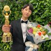 Aktor Song Joong Ki memenangkan semua penghargaan tahun ini berkat suksesnya drama VINCENZO. Ia memenangkan nominasi sebagai ＂Aktor Terbaik＂ di Festival Film Internasional Chunsa ke-26. Sekarang, ia telah mendapatkan penghargaan lain di Penghargaan Film Blue Dragon 2021 (juga dikenal sebagai Penghargaan Film Blue Dragon ke-42).