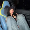 Fuji Pose di Dalam Mobil