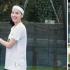 Medina Dina pakai kaos putih main padel