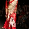Bipasha Basu tampil memukau dengan sari merah rancangan Sanjukta Dutta. Secantik pengantin di dunia nyata!