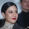 Dian Sastro Ratu Adil Gaun Unik Curi Perhatian