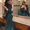 Denada melakukan mirror selfie di kaca besar.