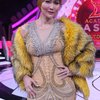 Bukan hanya Dewi, Inul Daratista yang juga merupakan komentator dalam kontes Dangdut Academy Asia 4 ini juga hadir dengan gayanya yang mempesona. Pedangdut ini tampil bak ratu dengan perpaduan busana yang ia kenakan.