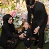 Lesti Dalam Balutan Busana Gelap