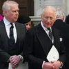 Pangeran Andrew dan Raja Charles III berdiri berdampingan