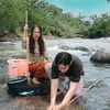 Esta Pramanita dan Caesar Hito berpose menggemaskan saat berada di sungai.