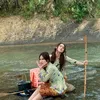 Dua aktris cantik berpose imut di sungai.