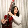 Gerald Situmorang pegang gitar