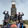 Ghea Youbi bareng teman di puncak Lawu