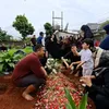 Gilang Dirga saat pemakaman ayahnya