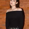 Greta Irene pakai baju hitam