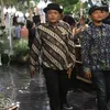 Sule jalan pakai batik lengan panjang