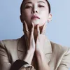 Potret Ha Ji Won memakai blazzer krem
