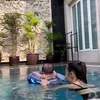 Baby Izz Anak Nikita Willy berenang