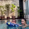 Baby Izz Anak Nikita Willy berenang