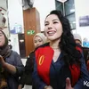 Nikita Mirzani tersenyum di Pengadilan