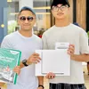 Hadir di Acara Penghargaan Anak, Hengky Kurniawan Foto Bareng Istri dan Mantan Istri