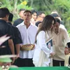 Hamish Daud Pakai Kemeja Putih