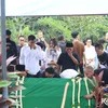 Raisa Memeluk Foto Ibu