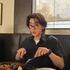 Choi Jung Hoon Makan di Restoran