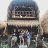 Rizky Firdaus atau yang akrab disapa Uus mengajak istri dan keluarganya menikmati keindahan Pulau Lombok. Mereka pun menginap di sebuah penginapan yang terlihat artsy dan tradisional.