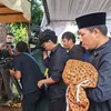 Rizal Armada bersama anak dan istrinya