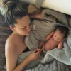 Hari-Hari Chrissy Teigen Pasca Melahirkan