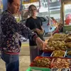 Ussy Sulistiawaty Ajak Mertua Dinner di Pinggir Jalan 