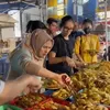 Ussy Sulistiawaty Ajak Mertua Dinner di Pinggir Jalan 