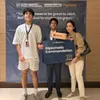Harneel Pradhi Singh pegang piagam bareng Bunga Zainal