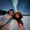 Harris Vriza selfie bareng istri di bawah keindahan aurora.