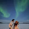 Momen romantis Harris Vriza dan istri di bawah aurora.