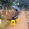 Harry Kiss bersama istri di makam Vidi