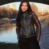 Ratu Sofya berdiri pakai jaket