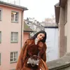 Ratu Sofya duduk pakai coat bulu