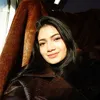 Ratu Sofya duduk pakai jaket kulit