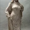 Heidi Klum tampak menyamping