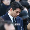 Hyun Bin Menundukkan Kepala