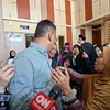 Ibu terdakwa penjarahan bertemu uya kuya di persidangan