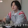 Yoon Shi Yoon di meja makan
