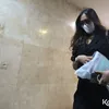 Icel Berjalan Sambil Menunduk