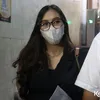 Icel Pakai Kacamata